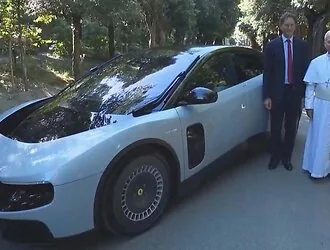 „Ferrari“ presented its electric „Luce“ to the Pope of Rome: will it save from critics?