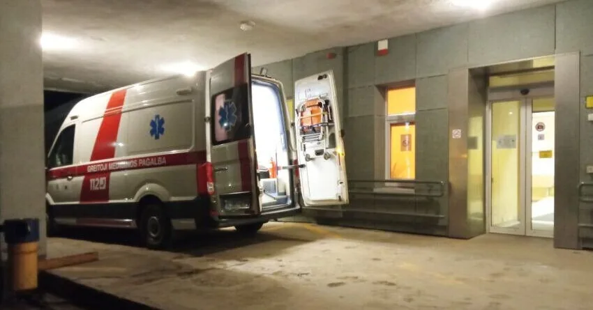 Seeing a blood clan in the stairwell, the neighbor did not panic: concerted efforts – a life saved