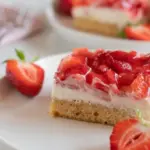 No-bake strawberry and yogurt cake: a refreshing summer dessert