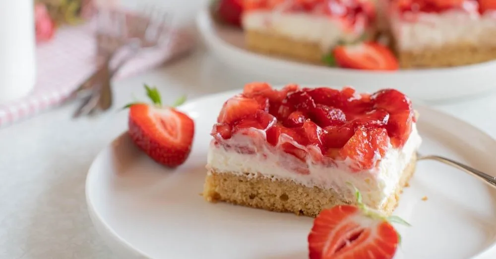 No-bake strawberry and yogurt cake: a refreshing summer dessert