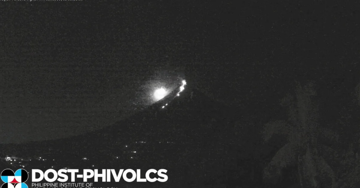 A rare coincidence: a bright green meteor exploded above an erupting volcano in the Philippines