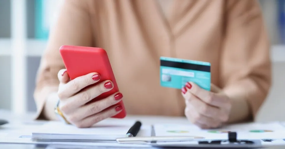 Russian-speaking calls, AI voices, and fake investments: how do scammers operate today?