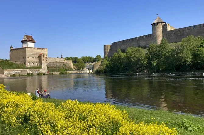 Narva between Estonia and Russia / James Heintz / AP