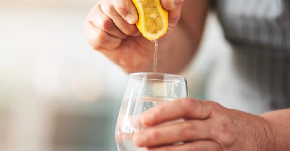 What happens to the body if you drink water with lemon every morning?