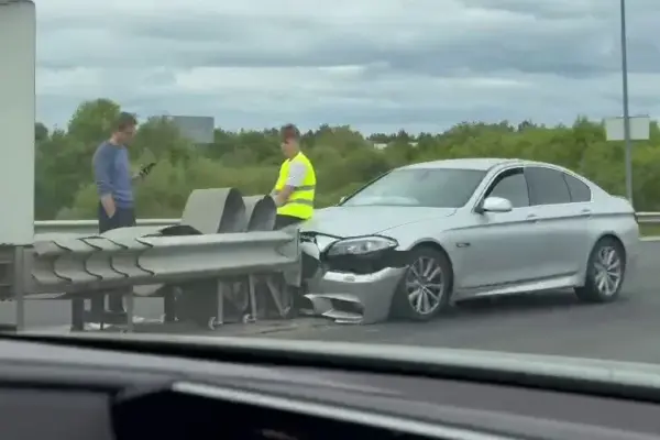 Such a simple BMW accident has never happened before: was driving straight, calmly, but crashed