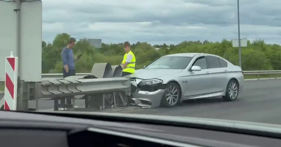 Such a simple BMW accident has never happened before: was driving straight, calmly, but crashed
