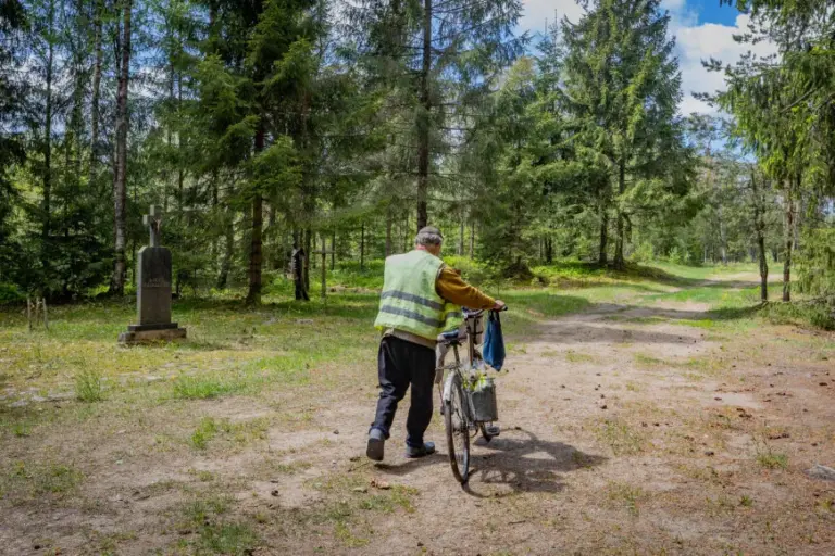 Vidmanto Balkūno / 15min nuotr./Vienišius Adomas gyvena dūminėje troboje ir visiškai nesiilgi žmonių