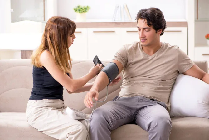 123RF.com photo/Measuring blood pressure