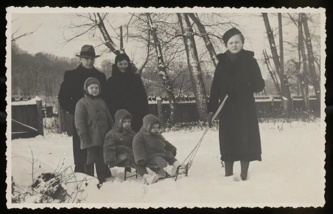 Historical photo of the Lithuanian Republic Presidency in Kaunas / Vladas and Kazimiera Litvinai together with children Kazimieras, Vladislava, and Irena and maid Onutė. Kaunas, February 24, 1938.