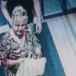 A mysterious item left in the shopping center near the station – the police are looking for this woman because of it