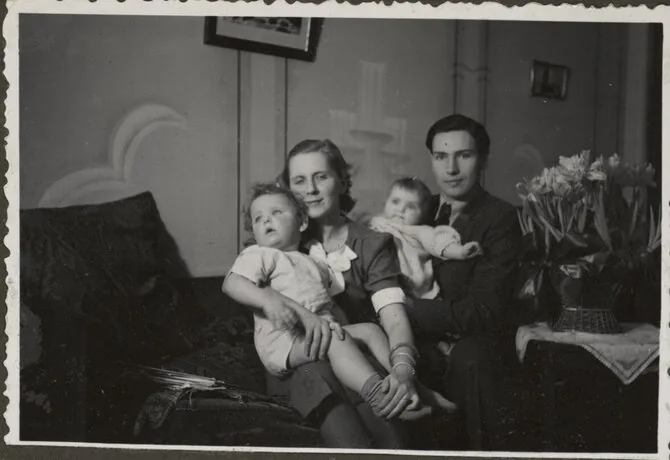 K. Masiulytė-Paliulienė personal archive / Economist Jonas Masiulis with daughter Silvija and wife Angelė Masiulienė with son Petras in their home salon in Kaunas, Perkūno Alley, around 1937.