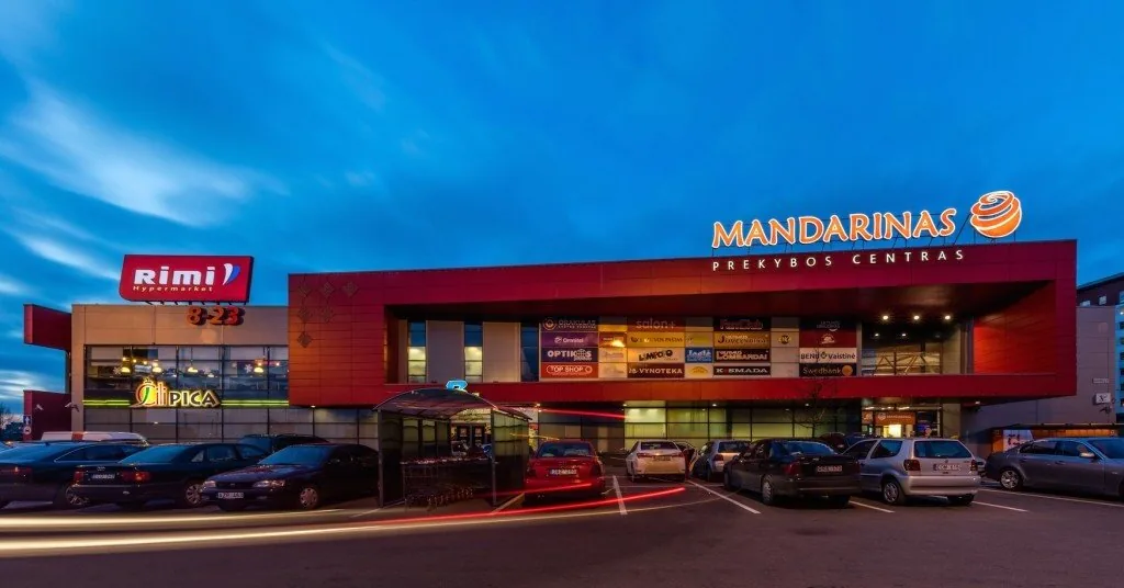 Early in the morning, a group of people lined up at the shopping center doors: they explained why it did not open on time