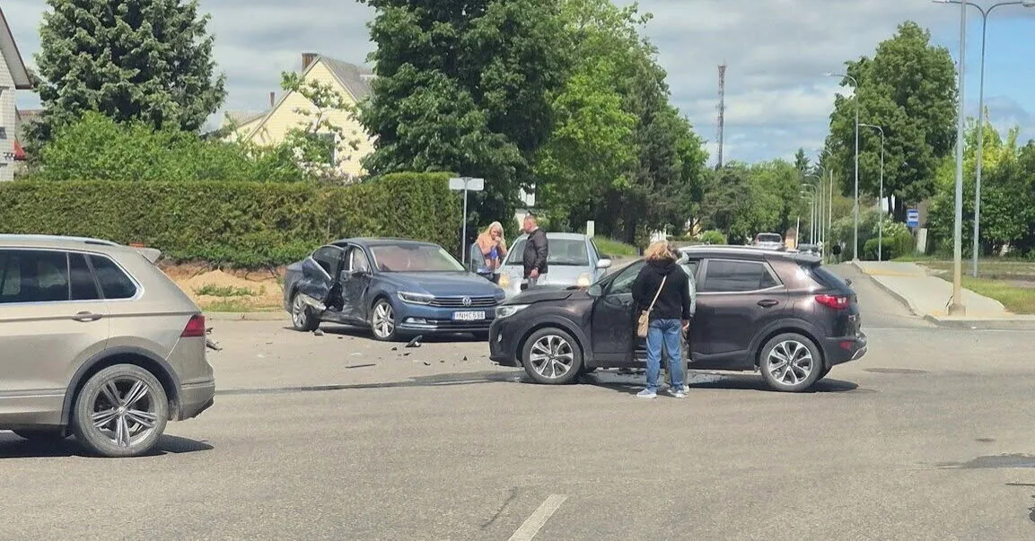 "Three cars collided at the 'Six-way intersection': local residents are not surprised by the accident rate"