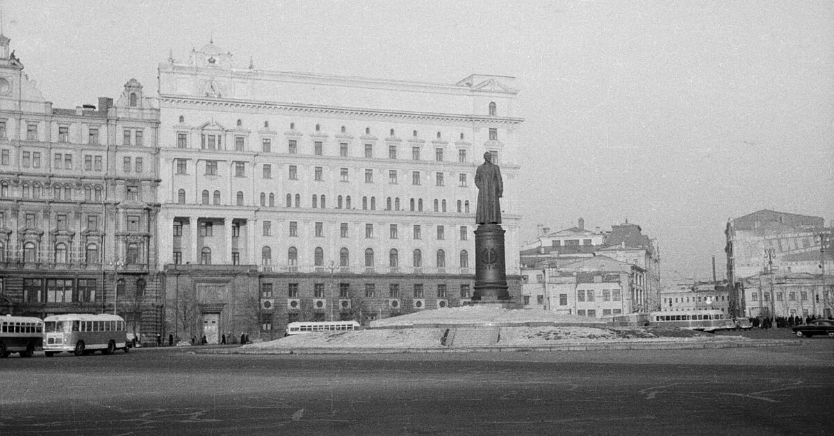 The Dzerzhinsky monument is possibly returning to Moscow's Lubyanka Square: what does it mean?