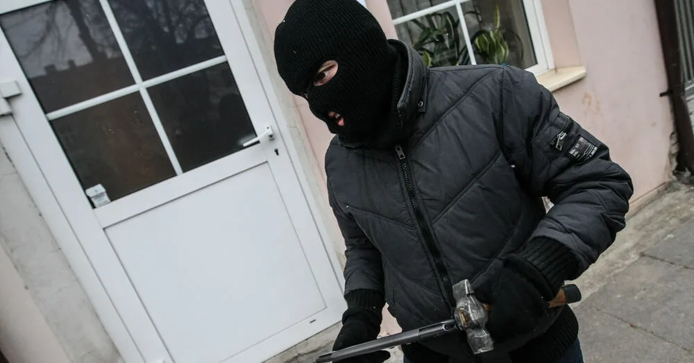 Nusiaubę sodybą prie Jonavos padarė 1 750 eurų žalą, o Vilniuje tik „apgadintas buto stiklas“: 4000 eurų