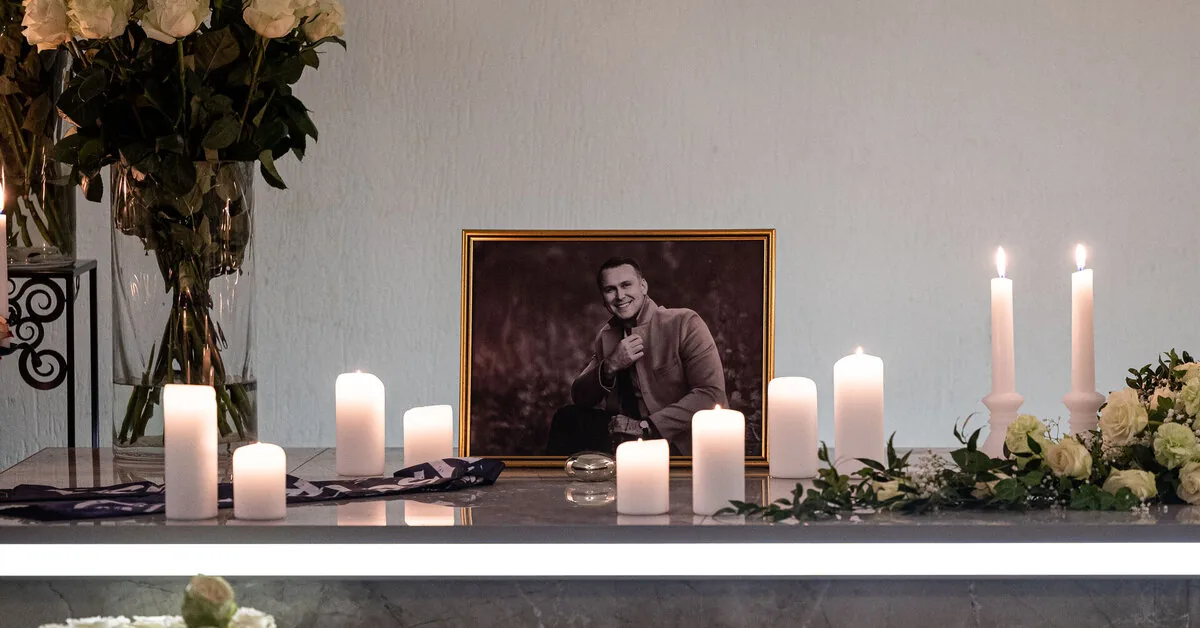The last "goodbye" to Jevgenij Šuklin – in his beloved Visaginas: large-flowered roses and an urn as if by the water
