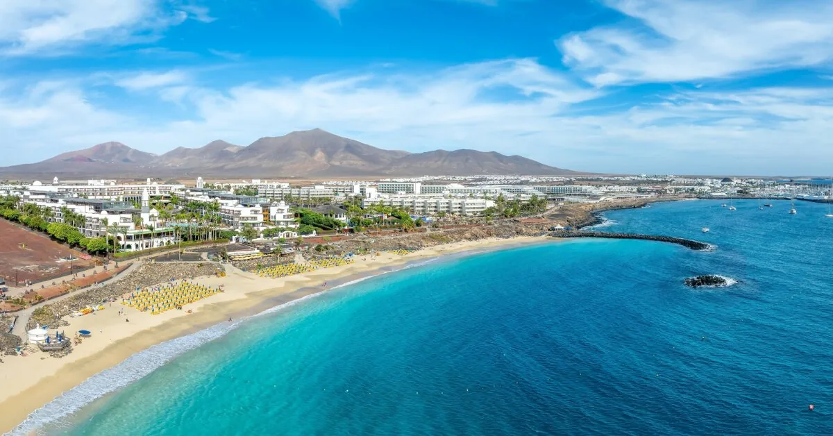 Nightmare in the Canary Islands: a woman bitten on the beach by a shark hiding under the sand
