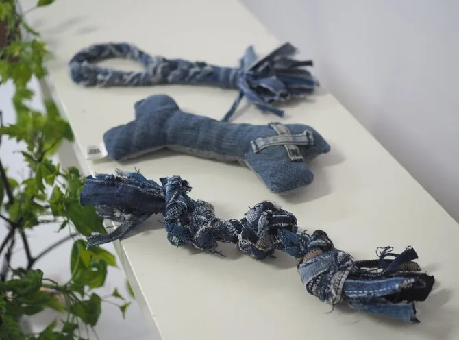 Personal album photo/Various toys for pets can be made from denim scraps by tying knots.