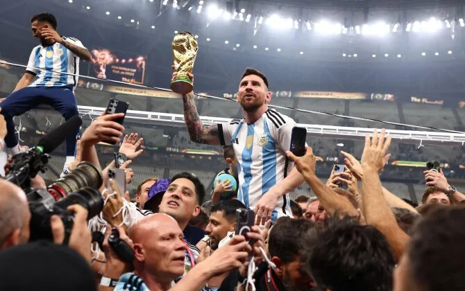Vida Press photo/Lionel Messi with the World Cup trophy in Qatar