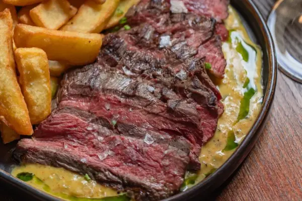 How to cook a juicy steak: common mistakes and professional tips