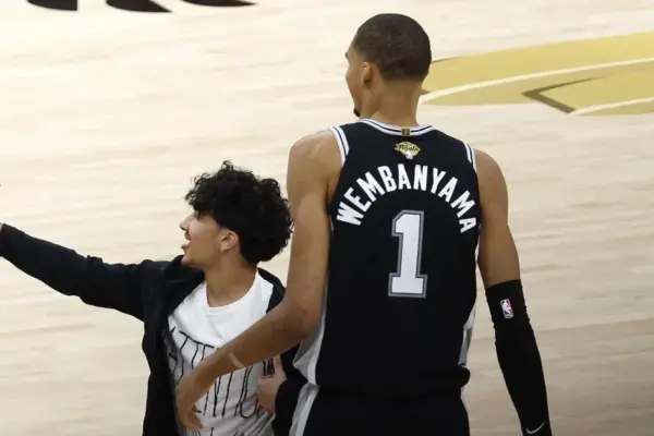 NBA announced extremely strict sanctions for the spectator who ran onto the court