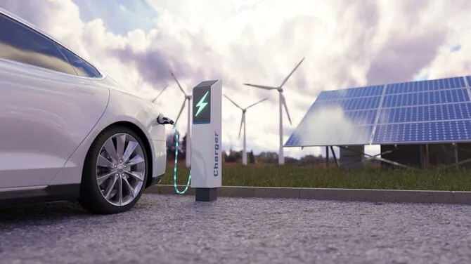 Charging white electric car (Shutterstock nuotr.)