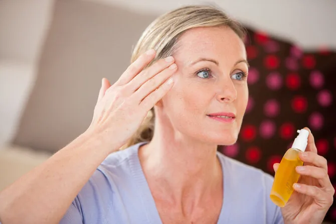 Vida Press photo/Woman applying cream
