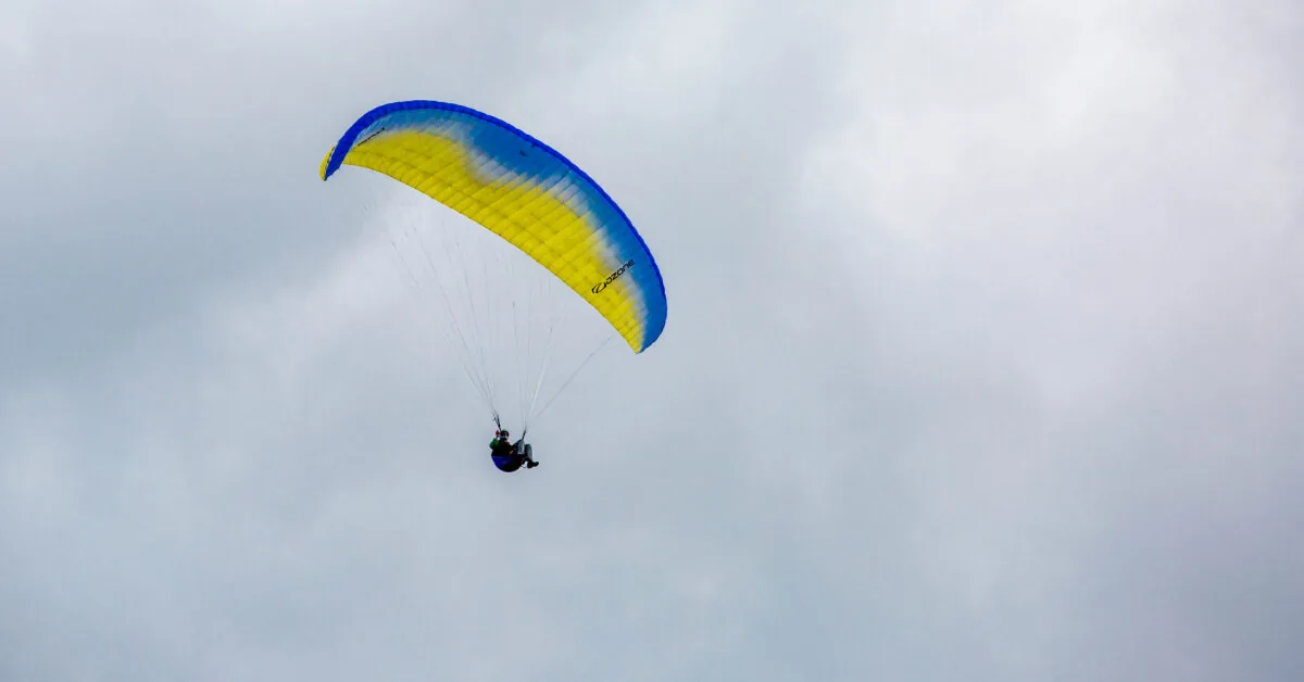 In Zarasai district, a paraglider fell into a lake: two people rescued