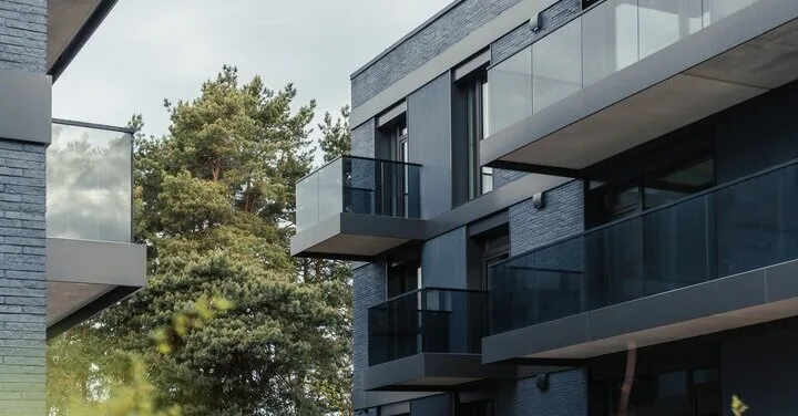A properly furnished balcony can completely transform a home: a designer revealed what to avoid