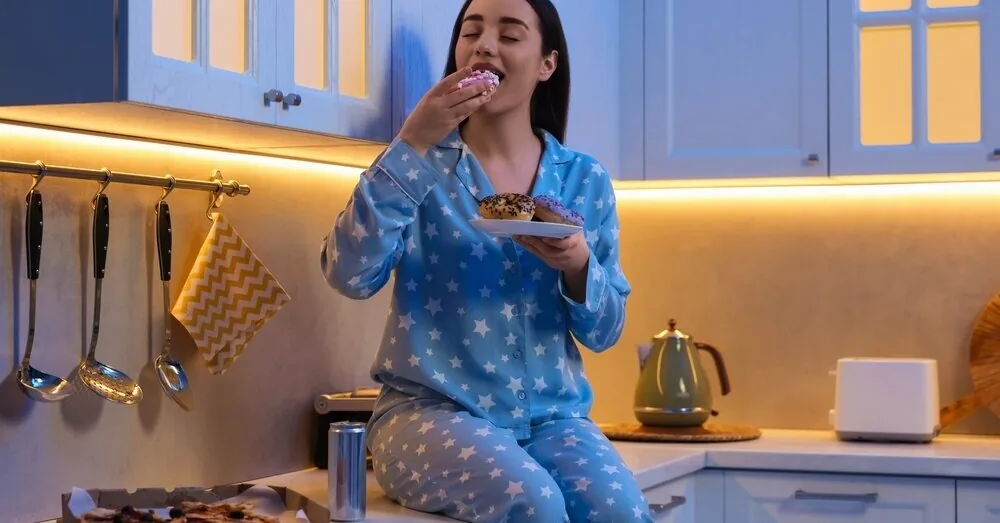 Do you follow this habit every evening? Doctors warn: it seriously harms the intestines