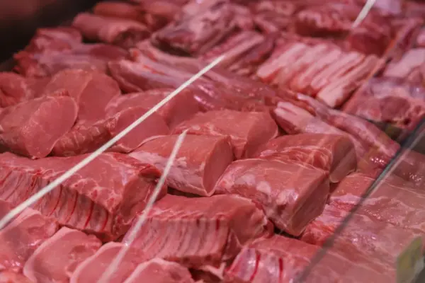 How not to get lost when choosing meat in a store: composition, labeling, and quality criteria