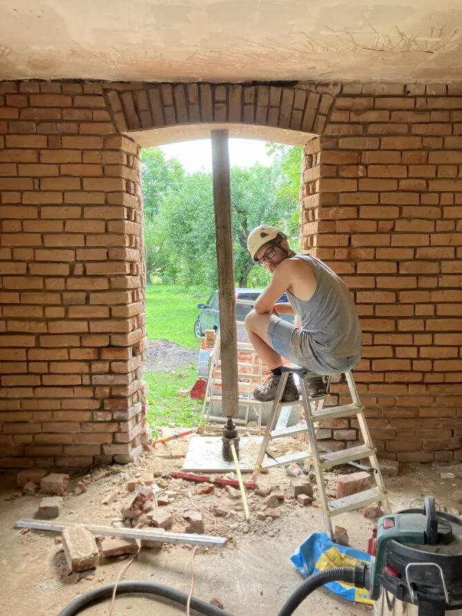 Asmeninės nuotr./Povilas ir Monika su 6 vaikais kuriasi savo rankomis rekonstruojamame name Šilutės rajone