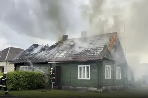 A fire broke out in Daugai: a witness who noticed the incident and neighbors rescued an elderly woman