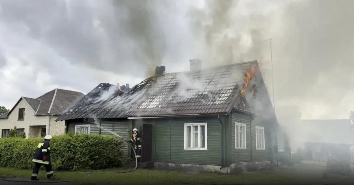 A fire broke out in Daugai: a witness who noticed the incident and neighbors rescued an elderly woman
