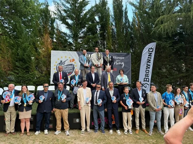 Organizatorių nuotr./Virgilijus Grybė su „Beretta Cup“ taure