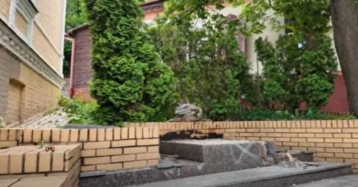 In Kyiv, a monument to writer Mikhail Bulgakov was dismantled