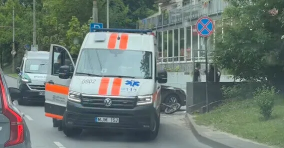 An electric bicycle rider was injured in a collision with a car in Vilnius
