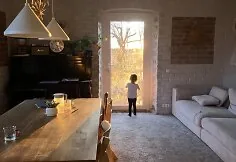 Povilas ir Monika su 6 vaikais kuriasi savo rankomis rekonstruojamame name Šilutės rajone