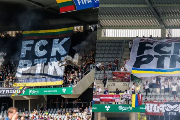 Lithuanian and Latvian fans „greeted“ Russia's dictator with identical posters
