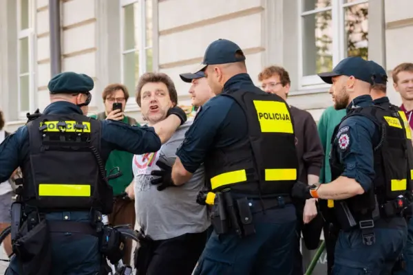 Police detained 8 people during the "Lithuanian Pride" march: one of them released black smoke