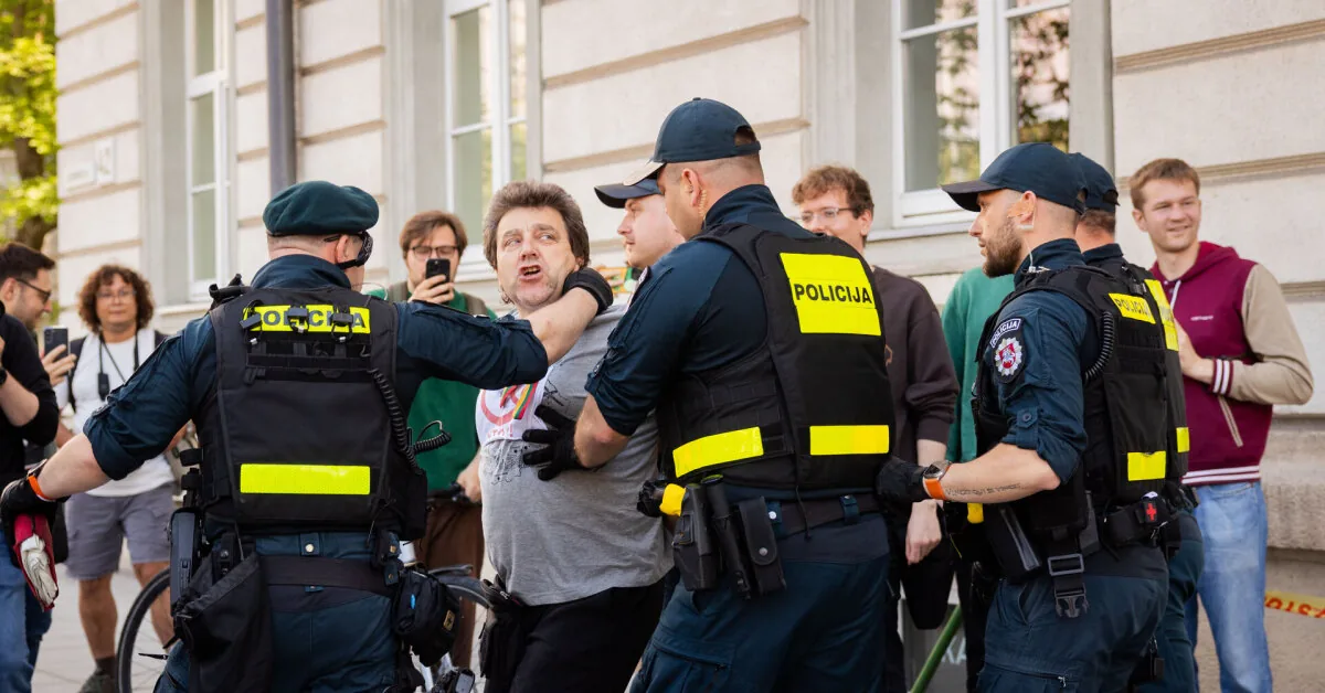 Police detained 8 people during the "Lithuanian Pride" march: one of them released black smoke