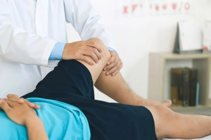 Shutterstock photo/Knee rehabilitation