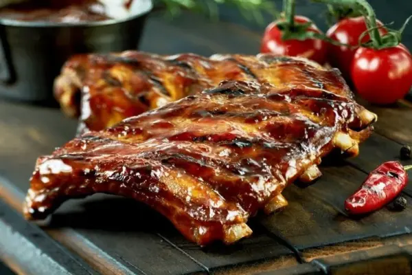 Ribs on the grill – juicy and tender: comprehensive guide and homemade BBQ sauce recipe