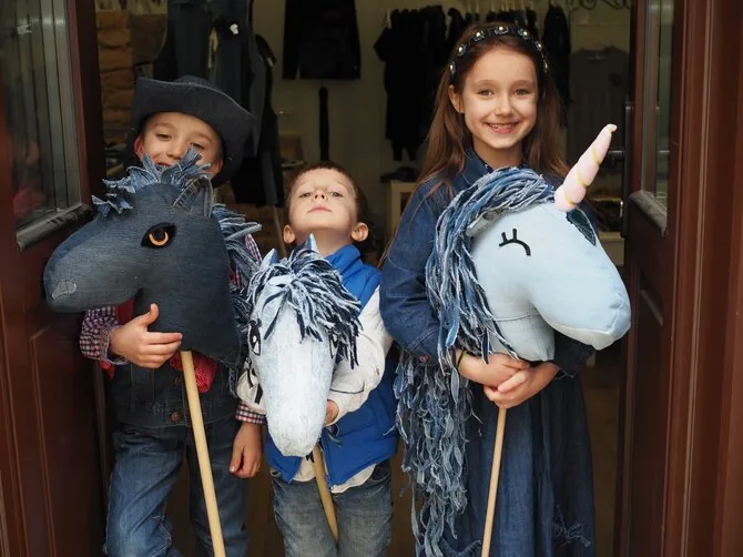Personal album photo/Denim hobby horses on a stick inspired children to fun races.