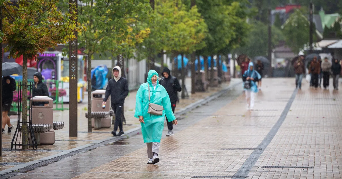 Forecasters: The weekend will start stormily