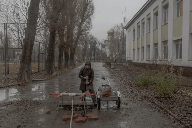 Roman Pylypij photo./December 11, 2024, Pokrovsk, Donetsk region. A resident fills bottles with water. The city's water supply system was damaged by Russian forces.