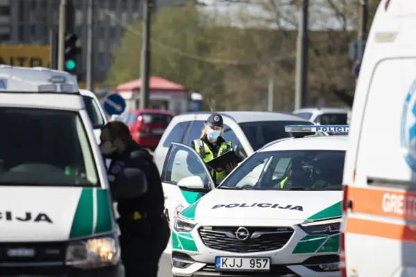 In Vilnius, a drunk driver tried to run over an officer, a policeman shot at the car's wheel