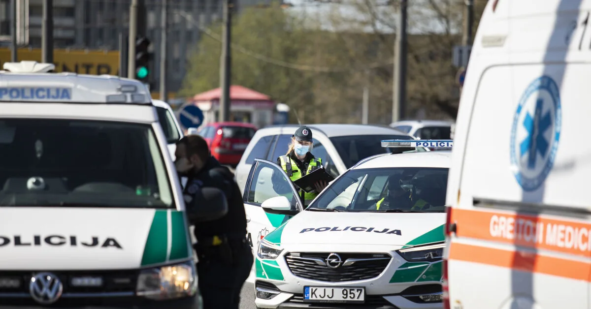 In Vilnius, a drunk driver tried to run over an officer, a policeman shot at the car's wheel