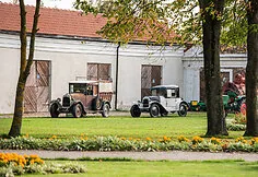 What to do on Father’s Day: antique cars, record sausage, and manor secrets