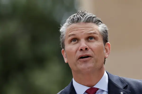Per nusileidimų Normandijoje metines Pete'as Hegsethas ragina Europą atremti šių dienų invaziją